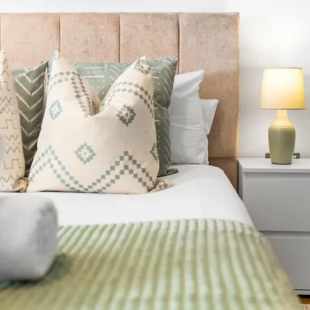 Centre - Two Bedroom - Secure Parking - 107h Birmingham