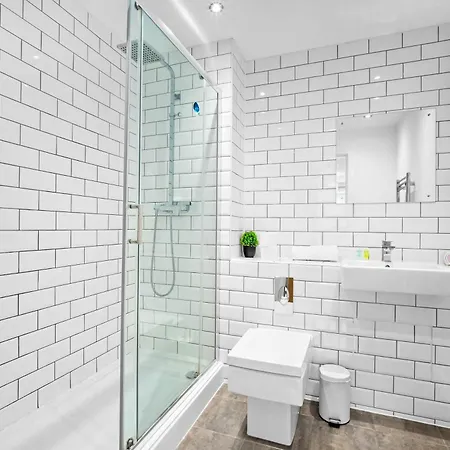 Centre - Two Bedroom - Secure Parking - 107h Apartmán *