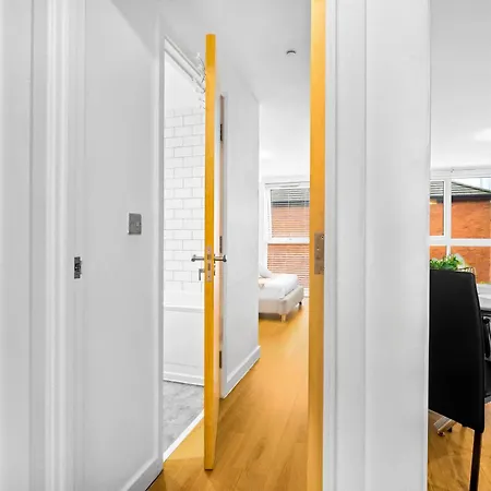 Centre - Two Bedroom - Secure Parking - 107h Birmingham
