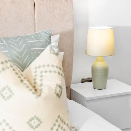 Centre - Two Bedroom - Secure Parking - 107h